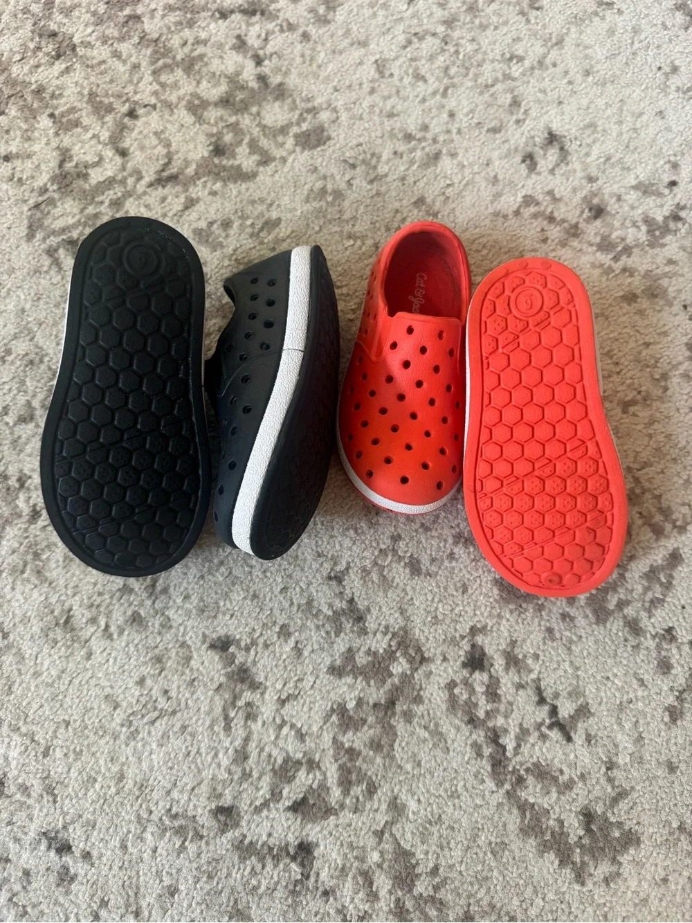 Cat & Jack - Size 6 | Kids Slip-On Water Resistant Clog - Black & Red